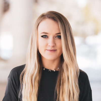 Blonde vrouw met lang haar